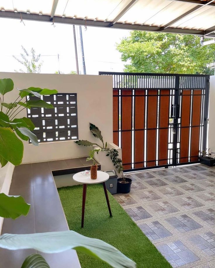 Teras depan minimalis yang difungsikan sebagai area bersantai di rumah type 36.