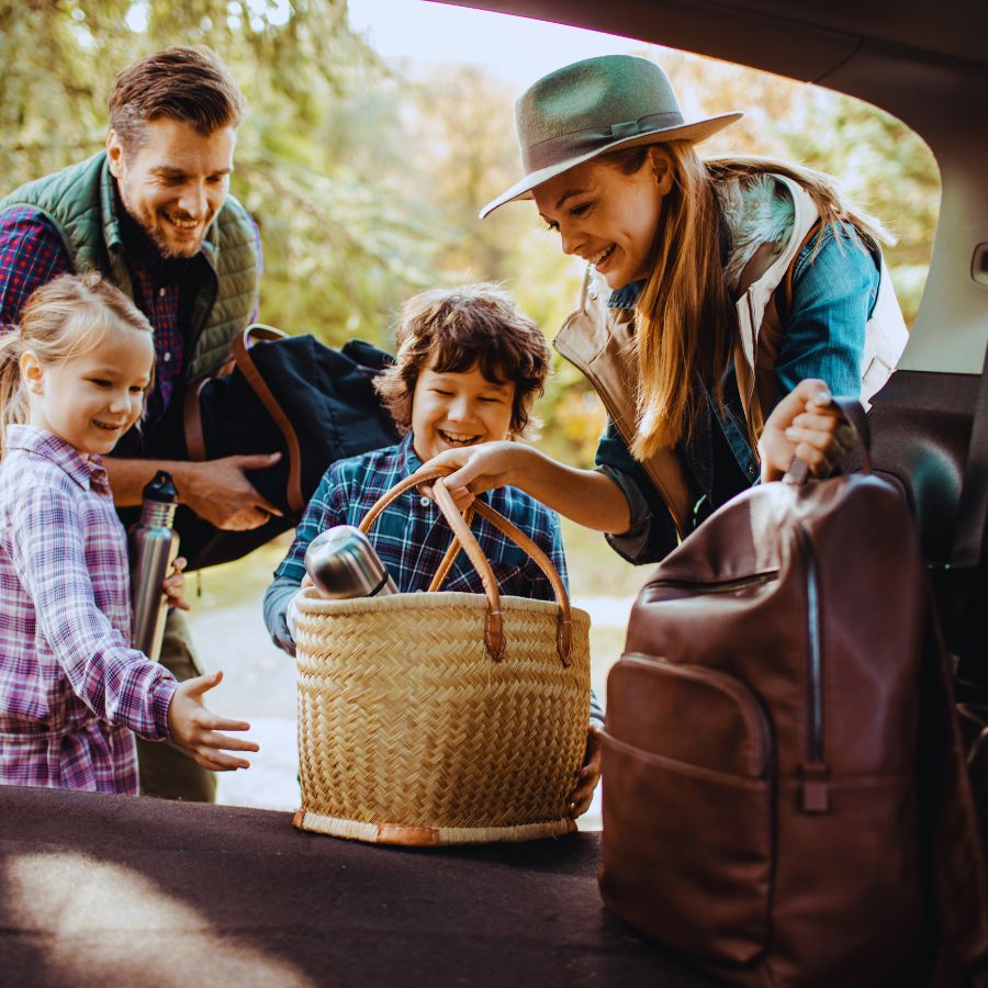 family packing the car