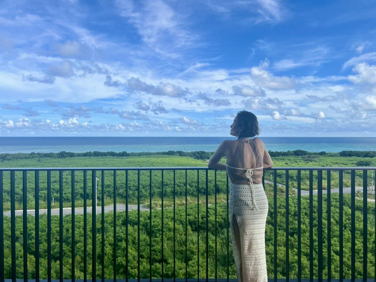 フェンス越しに見える海

低い精度で自動的に生成された説明