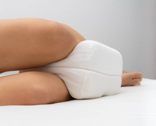 A side sleeper lying in bed comfortably with a knee pillow