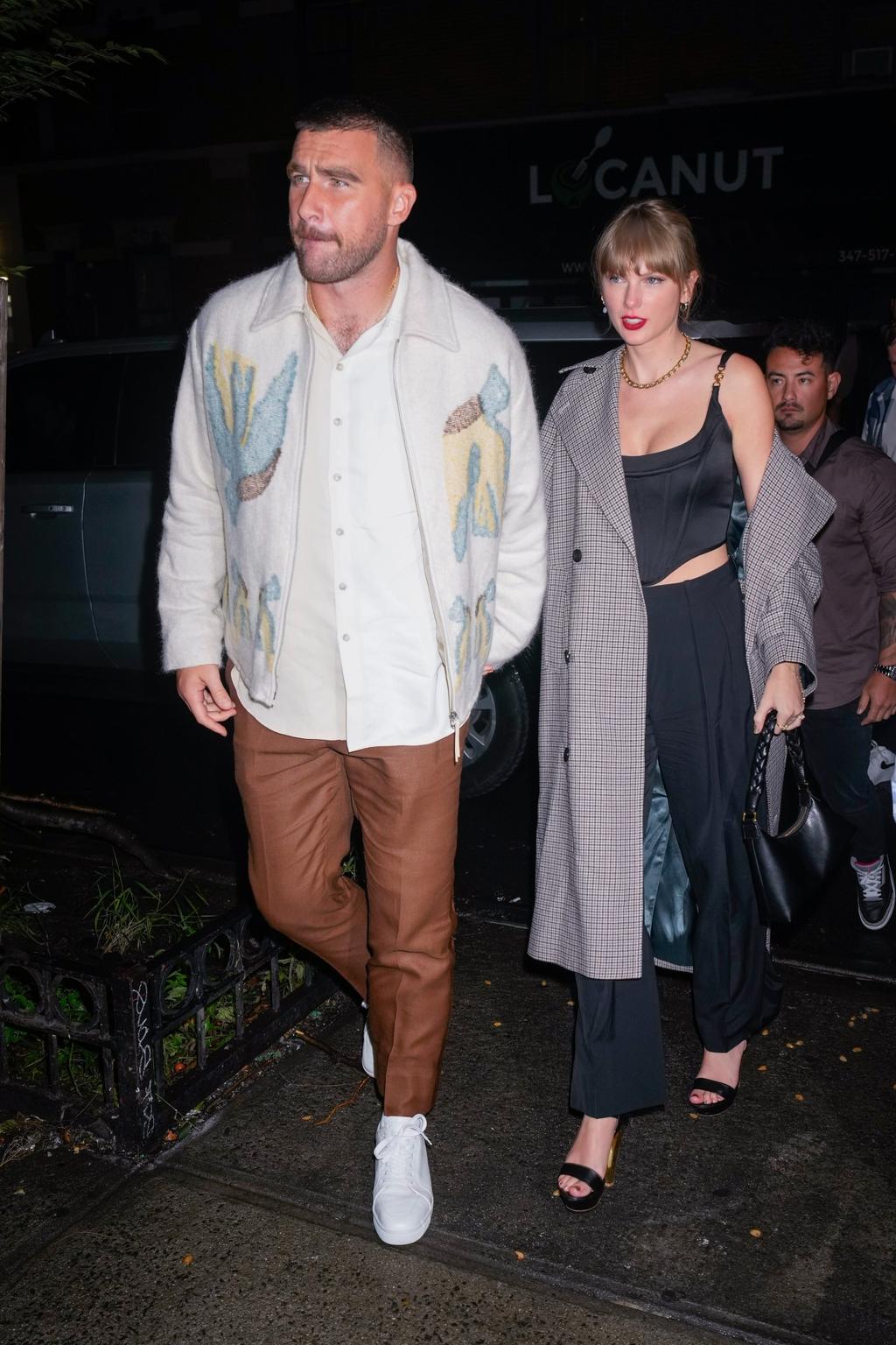 taylor swift diện trench coat