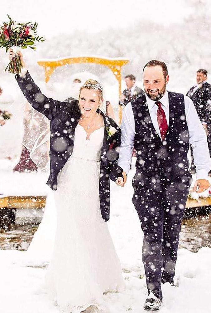 winter wedding photo ideas wedding ceremony markwillisphotography