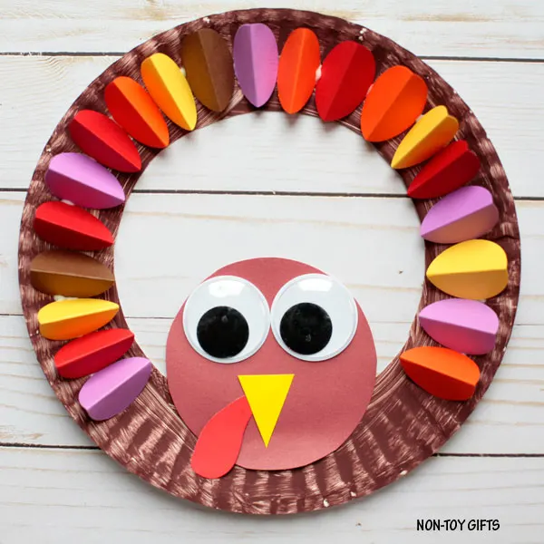 Thanksgiving Paper Plate Wreath: A Simple Yet Charming Thanksgiving Craft.