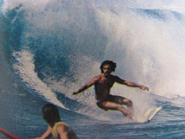 Daniel Friedmann surfando no Havaí nos anos 70 (Foto: Reprodução / Red Bull)