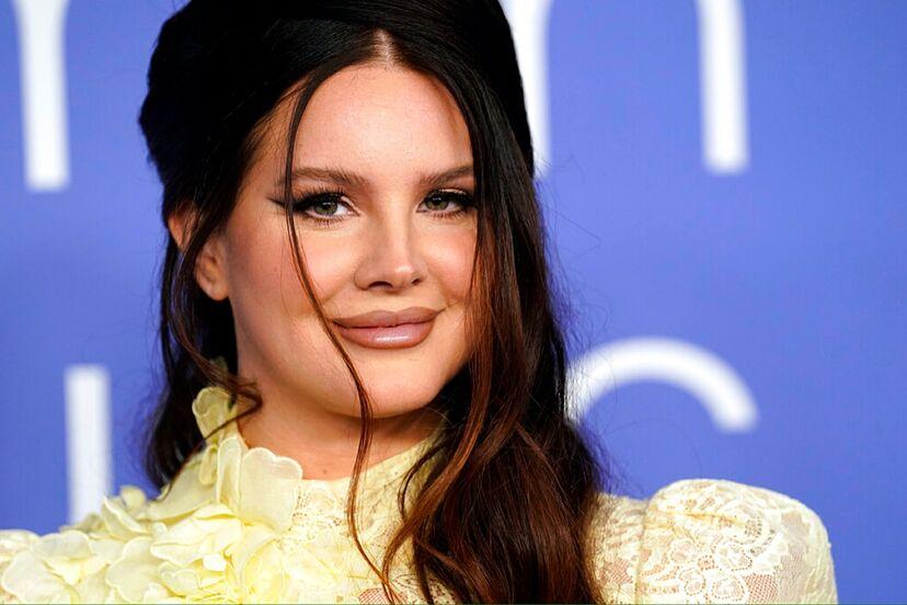 Lana del Rey Net Worth: Does the singer really need to be working at the  Alabama Waffle House? | Marca