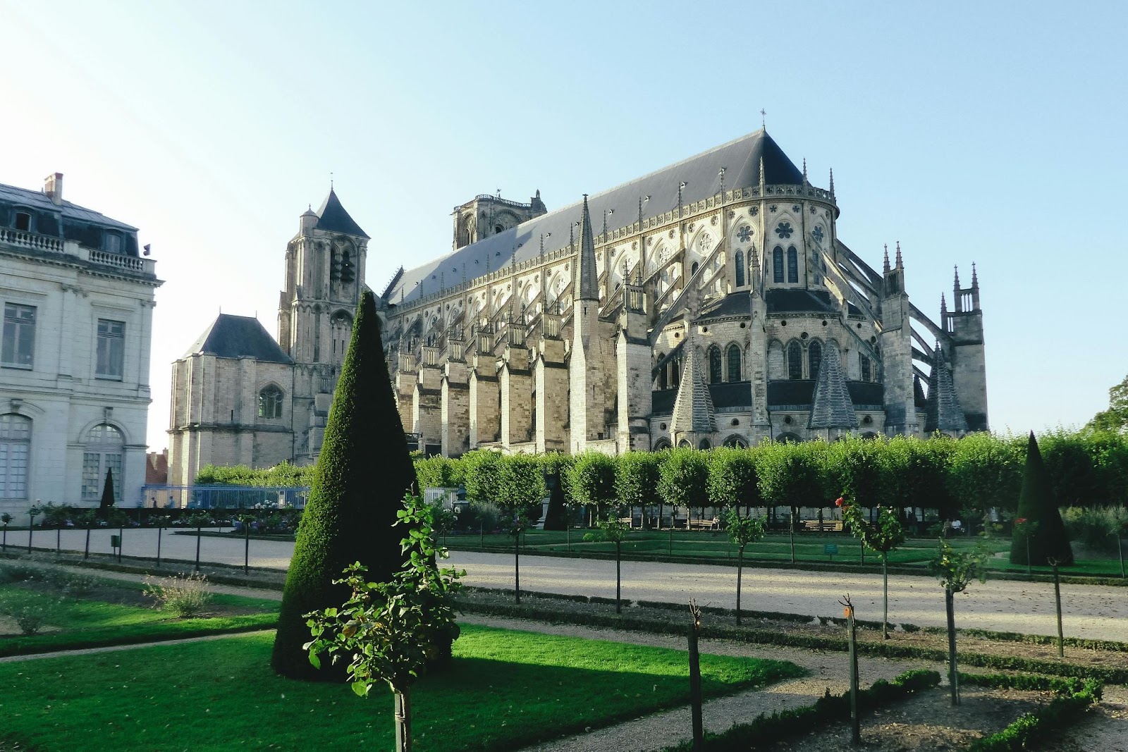 Photographie de la cathédrale de Bourges vue depuis la ville.