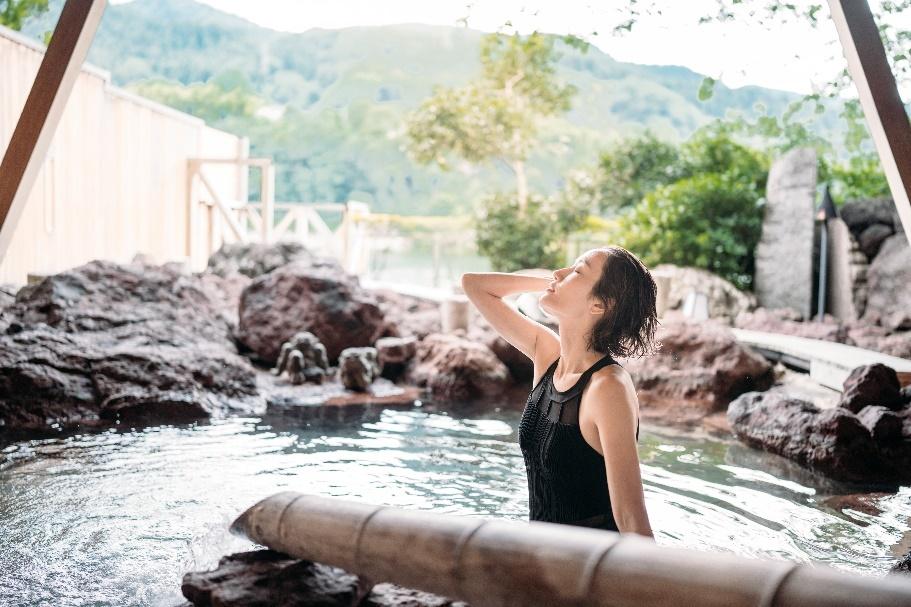 山, 屋外, 水, 岩 が含まれている画像

自動的に生成された説明