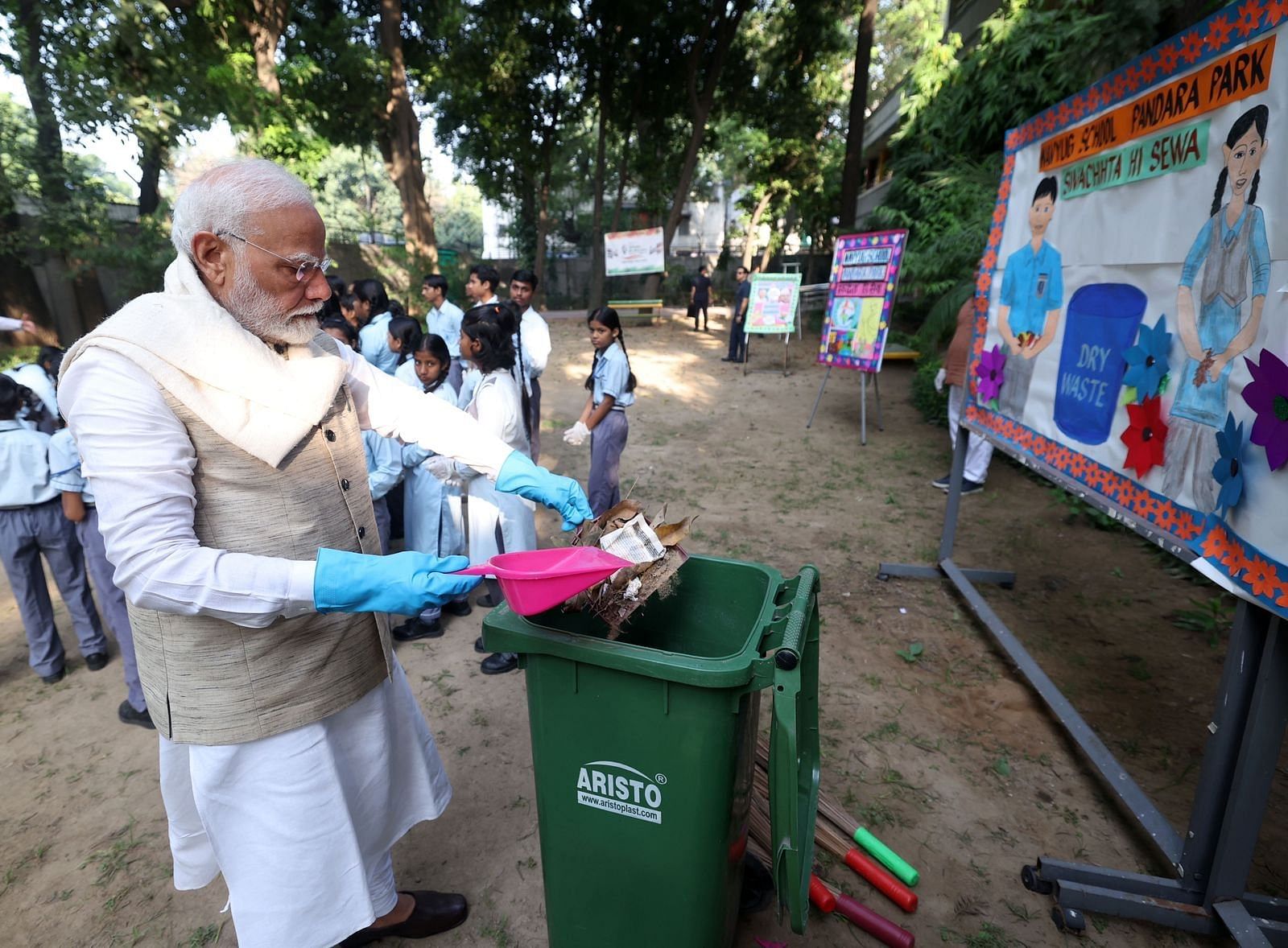 Gandhi Jayanti: PM Modi participated in the cleanliness campaign with children