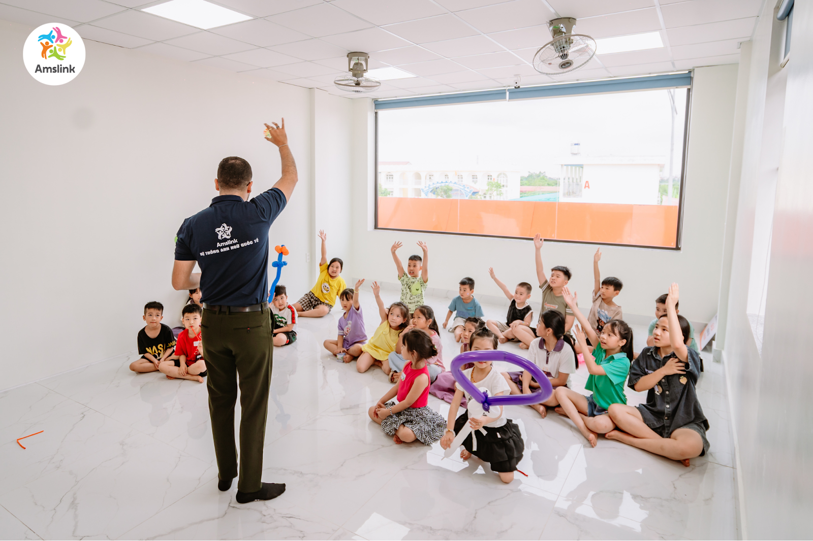 Nhiều học bổng giá trị đã được trao tặng tới các em học sinh