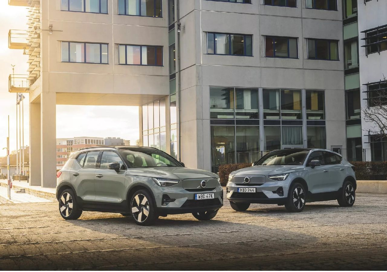 مقالة حول دعوى جماعية ضد فولفو بسبب تسارع غير متوقع في سيارات XC40 الكهربائية يهدد السلامة العامة. 