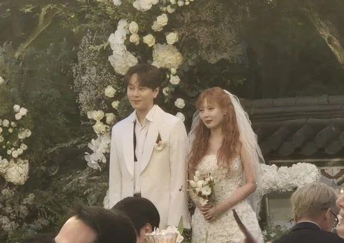 A photo of  Hyuna and Yong Junhyung got married 