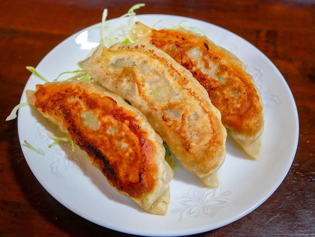 皿に乗った３つの焼き餃子の画像