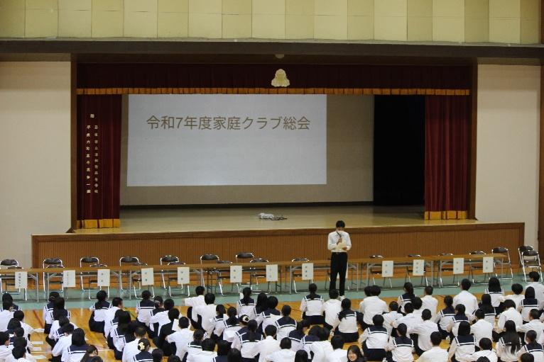 講堂に座っている男性

AI によって生成されたコンテンツは間違っている可能性があります。