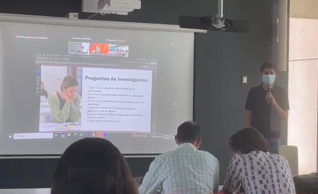 "Estudiantes presentando investigación sobre salud mental en la UAM"