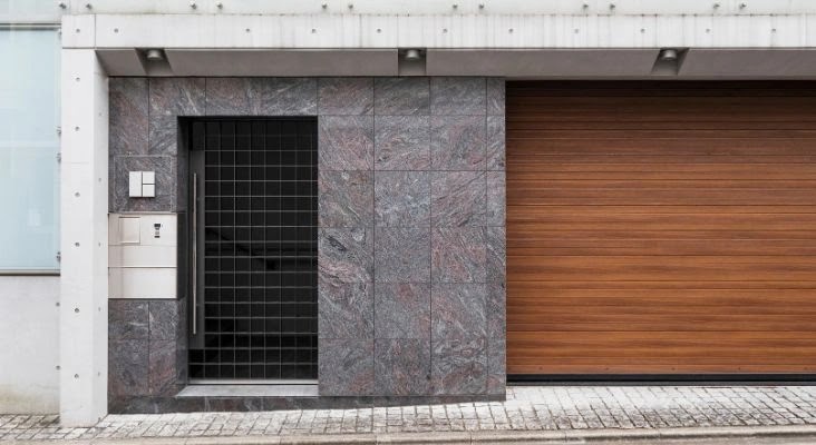  Pintu Samping dengan Material Kombinasi