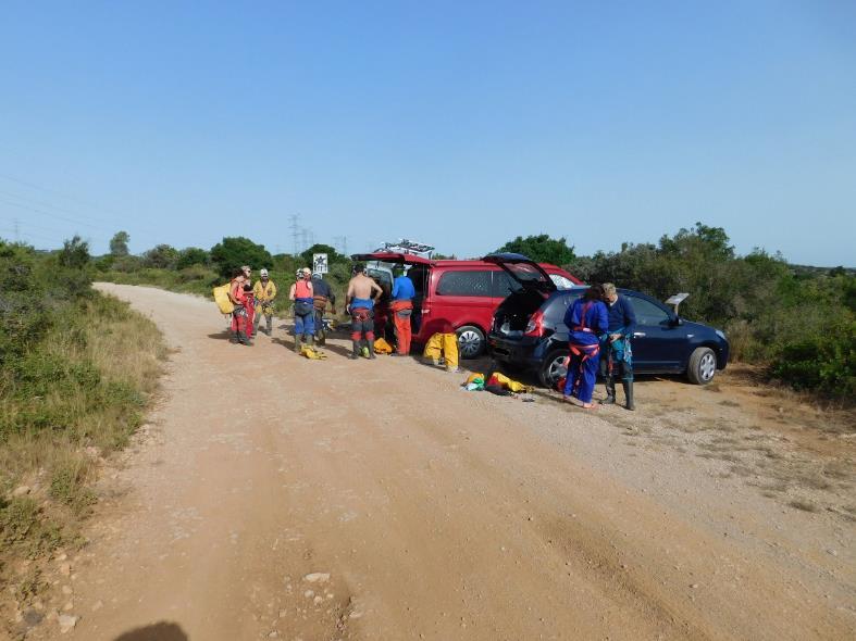 Un grupo de personas en un camino de tierra

Descripción generada automáticamente