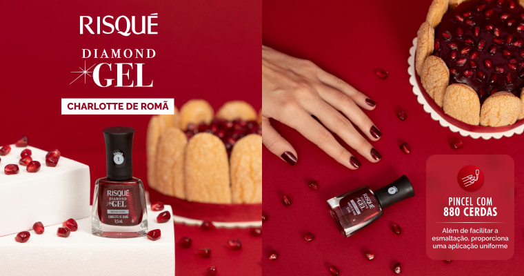 Ao lado esquerdo, frasco do esmalte vermelho metálico Charlotte de Romã Risqué Diamond Gel em cima de plataforma branca e ao fundo uma torta de romã vermelha. Ao lado direito, uma mão com esmalte vermelho metálico Risqué Diamond Gel e torta decorada, ressaltando pincel com 880 cerdas para aplicação uniforme.