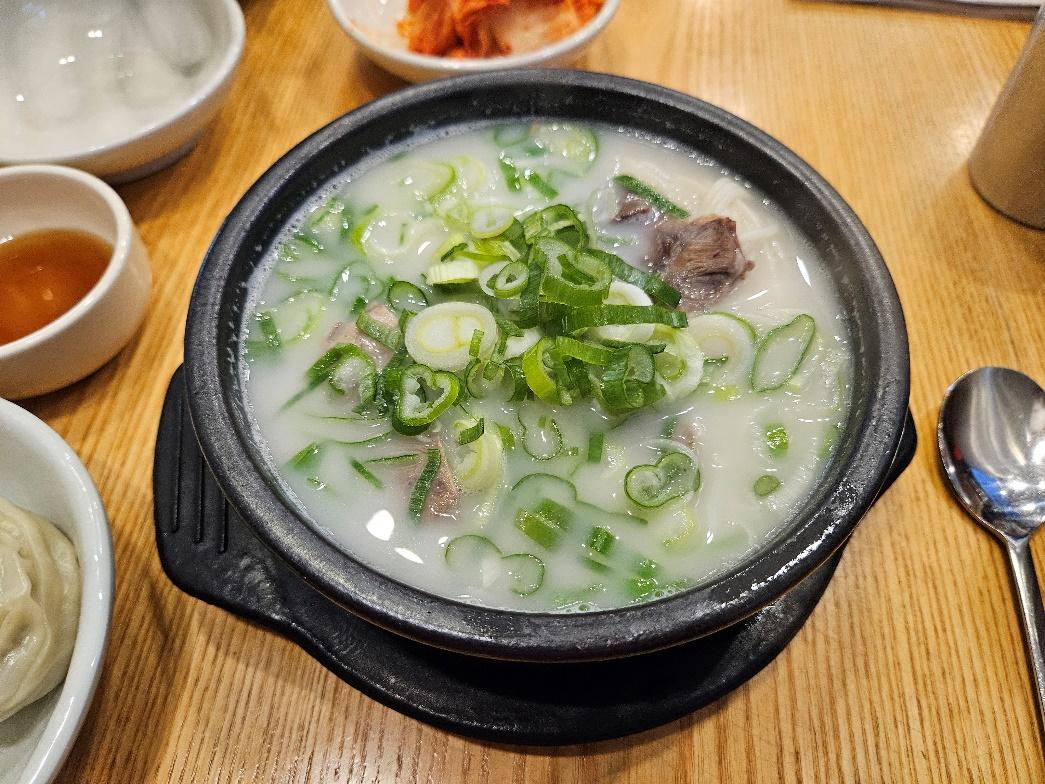 음식, 요리, 테이블웨어, 접시이(가) 표시된 사진

AI 생성 콘텐츠는 정확하지 않을 수 있습니다.