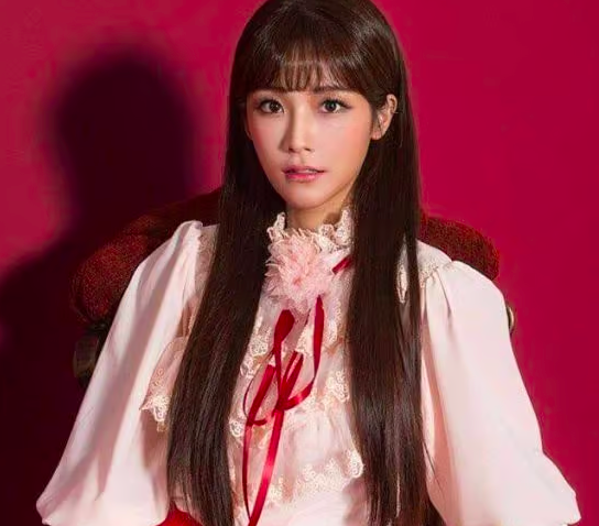 This contains an image of Former Crayon Pop member Soyul