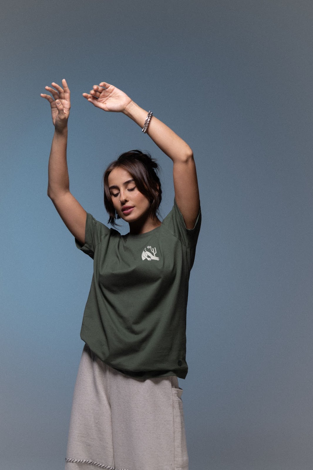 Modelo para a campanha algodão Pima Estampada Chico Rei Camiseta Abaporu Minimal
