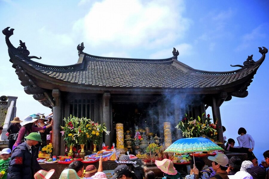 The ceremony of Yen Tu Festival is an opportunity for the community to show solidarity and honor spiritual values. Source: VinWonders