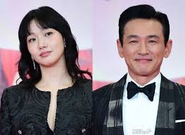 This contains an image of Actors Kim Go-eun and Hwang Jung-min 