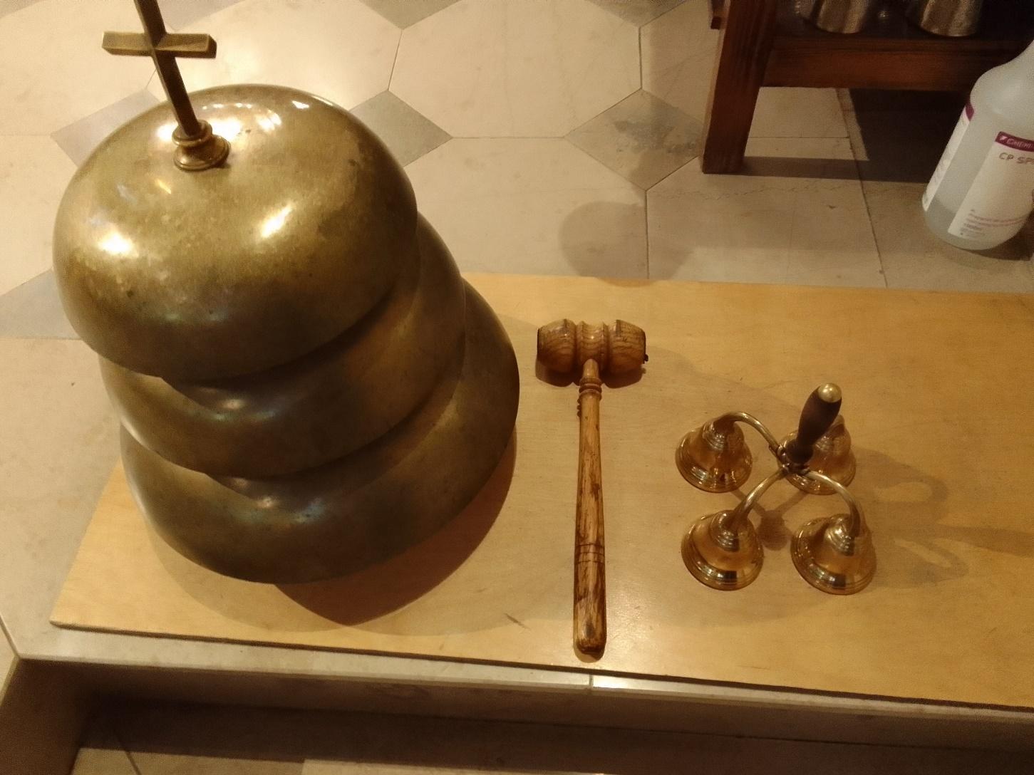 Obraz zawierający w pomieszczeniu, statua, waza, stół

Opis wygenerowany automatycznie