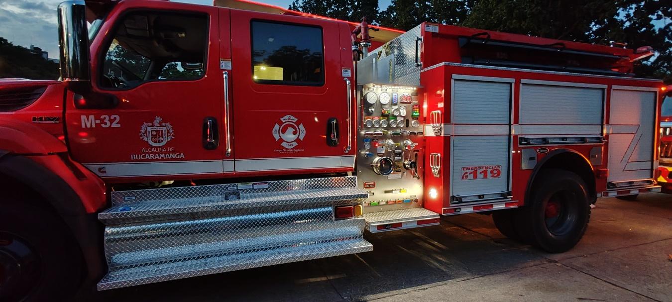 Un camión de bomberos  Descripción generada automáticamente con confianza media