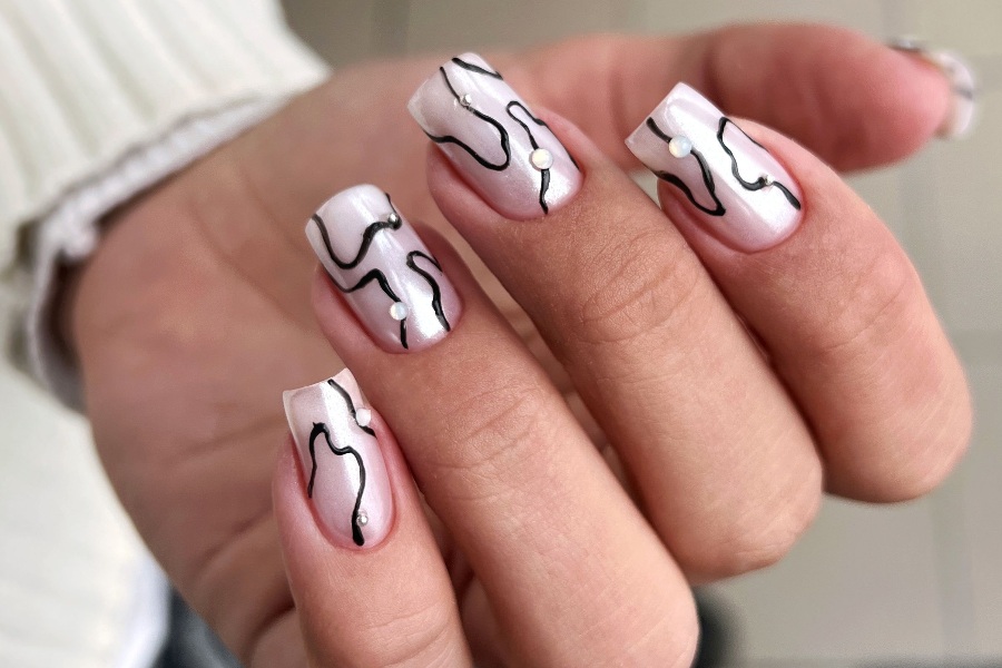 Retro wave tips bring vintage flair to a bold French nail tip design.