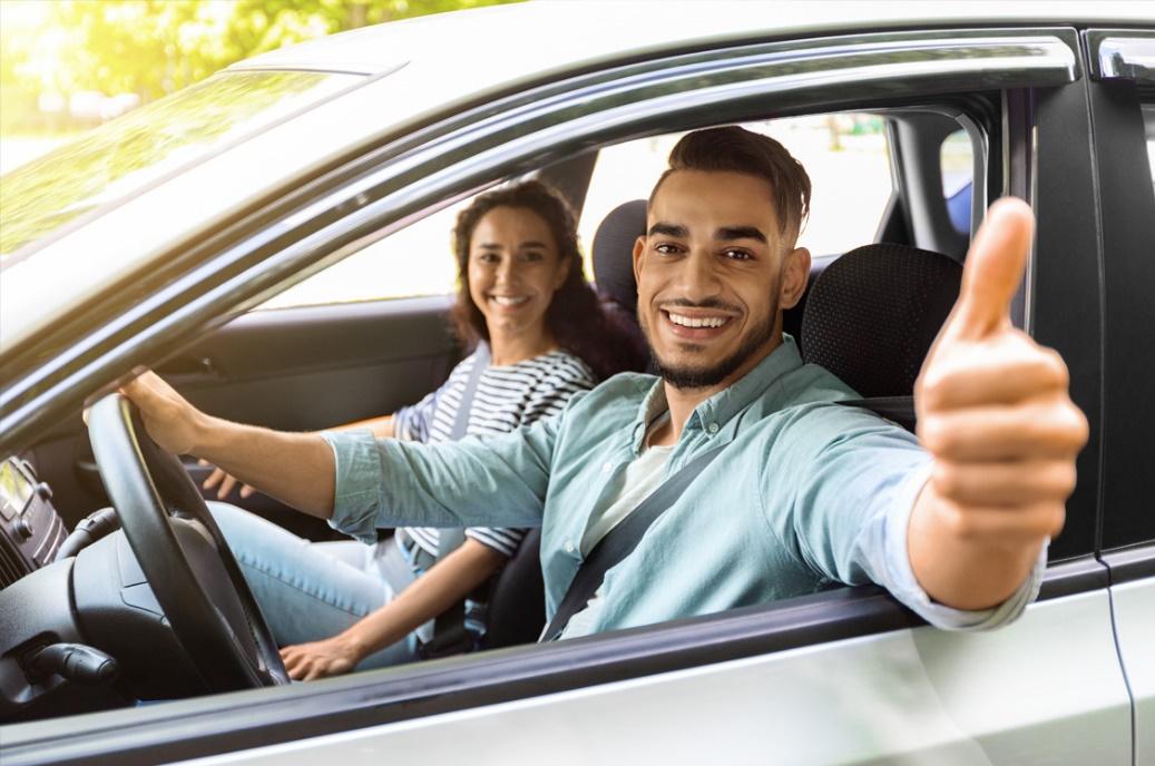 Personas en el asiento de un auto

Descripción generada automáticamente