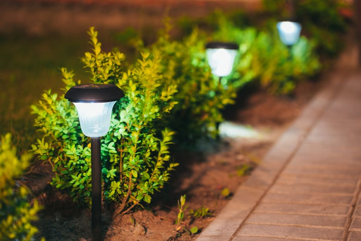 lampu taman tenaga surya