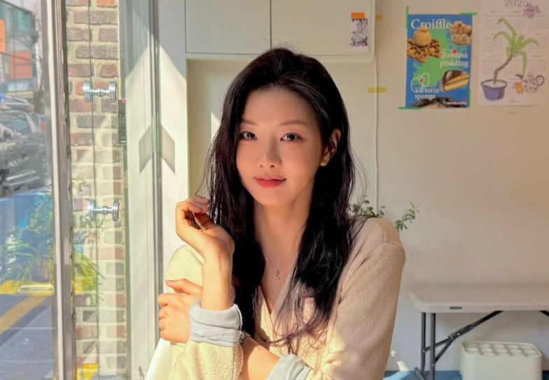 This contains an image of Lee Se Hee 