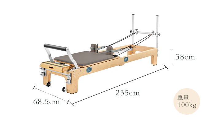 MiyabiReformのリフォーマーのサイズ図。全長235cm、幅68.5cm、高さ38cm、重量は約100kg。スタジオにも適した標準モデル。
