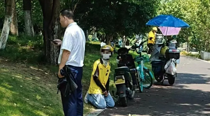 杭州外卖员跪保安事件，到底谁错了？_凤凰网