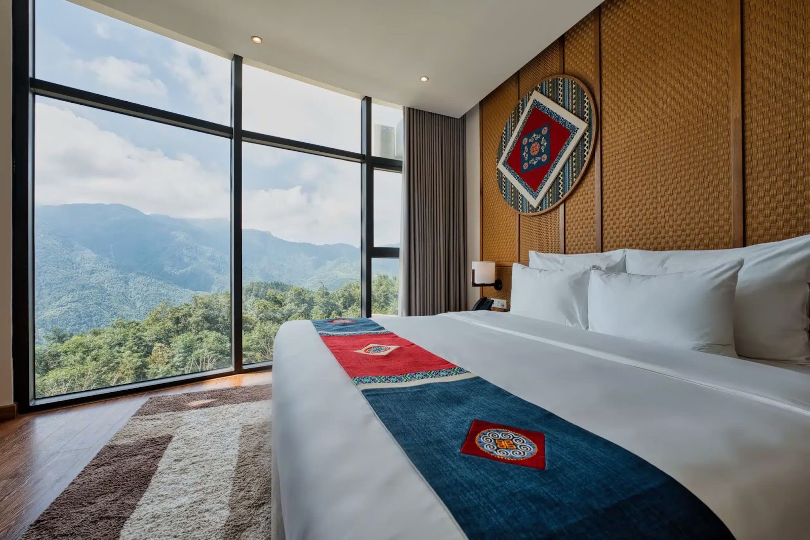 Phòng Executive Suite với một giường cỡ King view núi
