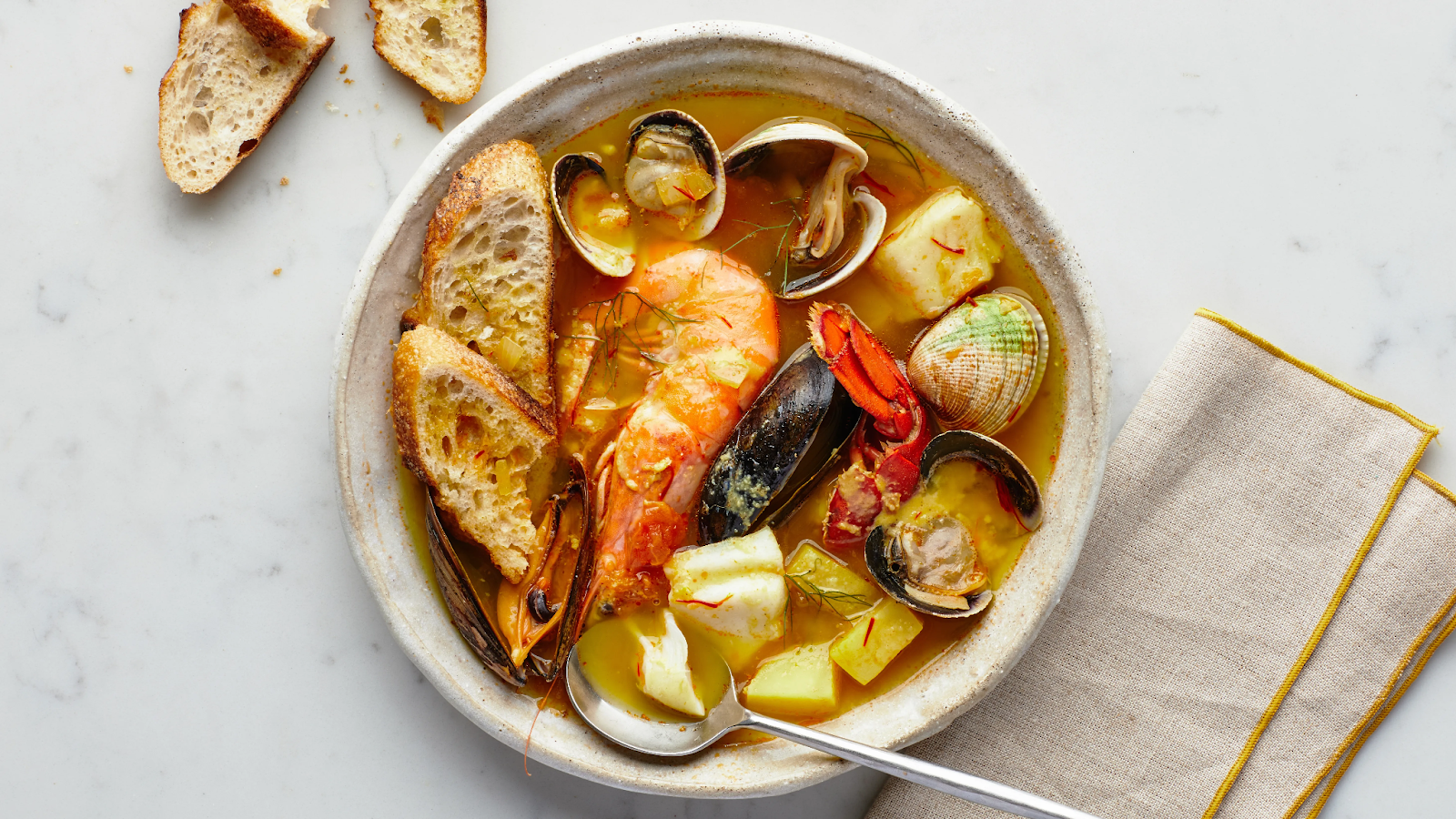 Bouillabaisse là món súp hải sản đến từ thành phố cảng Marseille 