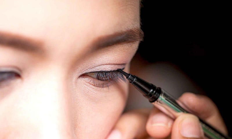 Mastering Basic Application: The Key to Perfect Eyeliner