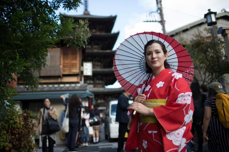 Experiencia profesional de alquiler de kimonos en Kioto que incluye asistencia experta para vestirse y orientación cultural para la fotografía tradicional japonesa.