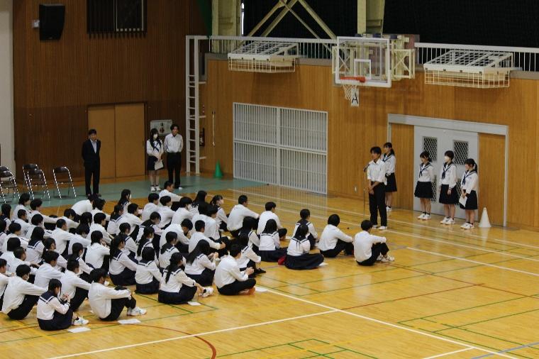 屋内, スポーツゲーム, テーブル, 座る が含まれている画像

AI によって生成されたコンテンツは間違っている可能性があります。