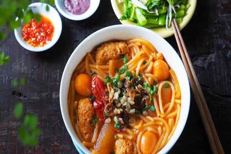 Red noodles always win the hearts of many tourists when they come here. Source: Tour Taynguyen 