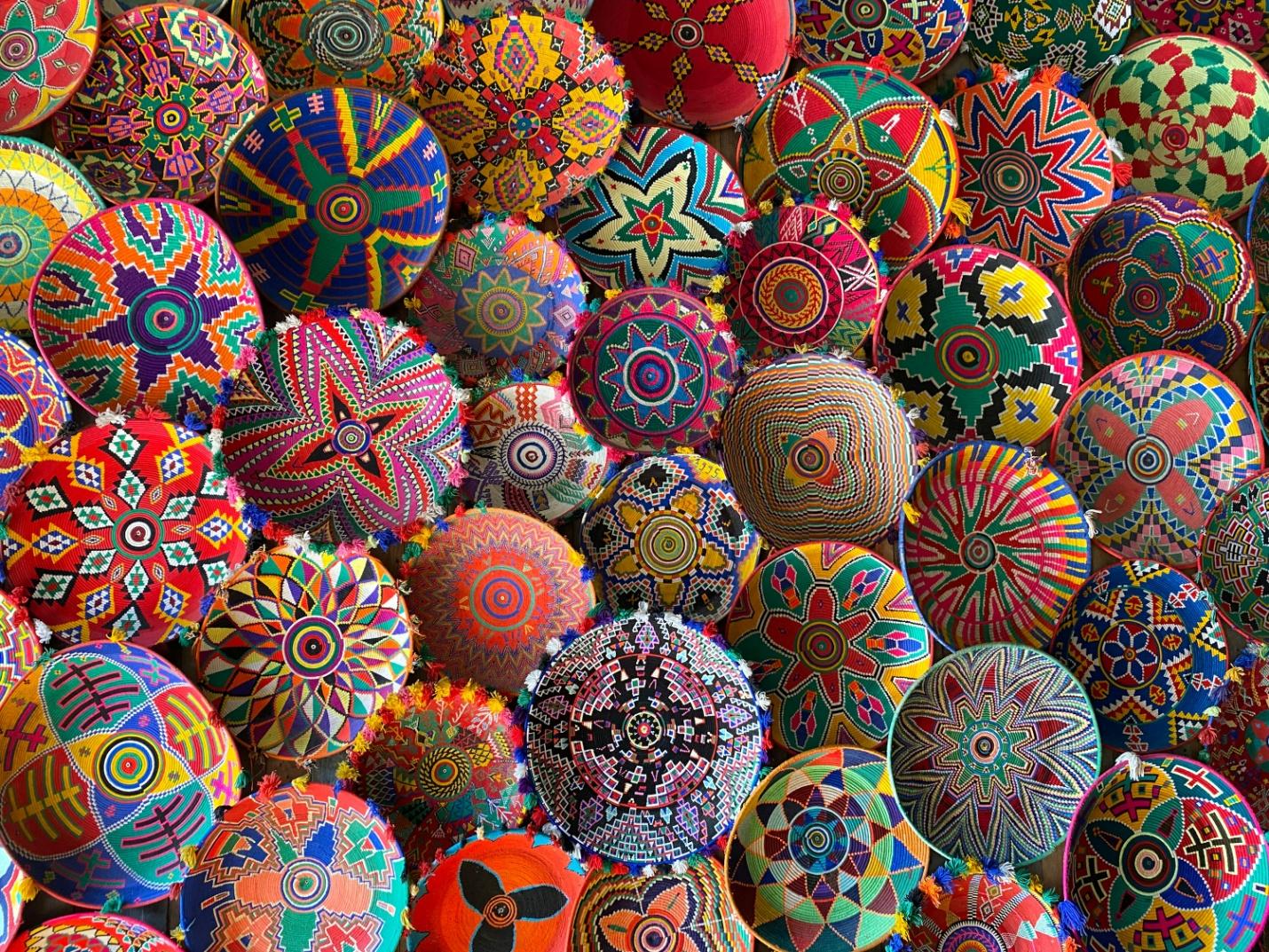 a bunch of balls that are all different colors