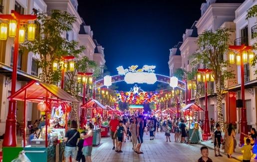 A street with many people and lights with Nanjing Road in the background    AI-generated content may be incorrect.