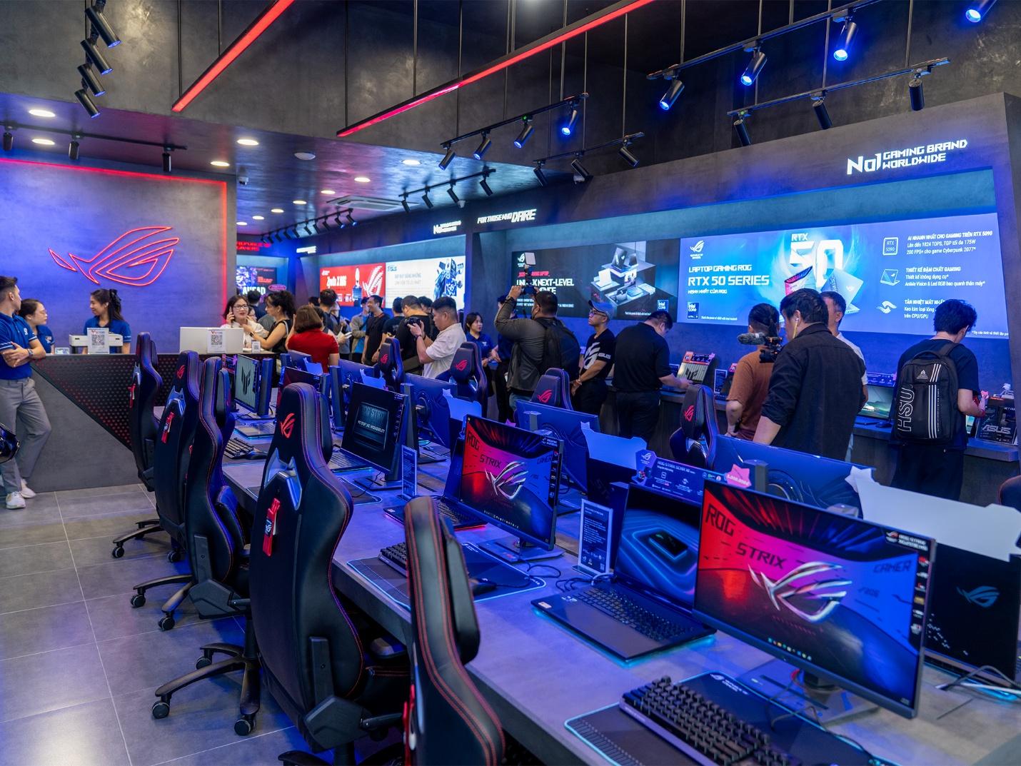 A group of people in a gaming room

Description automatically generated