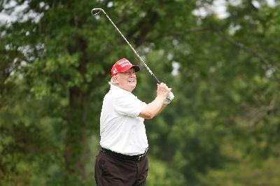 A person swinging a golf club

AI-generated content may be incorrect.