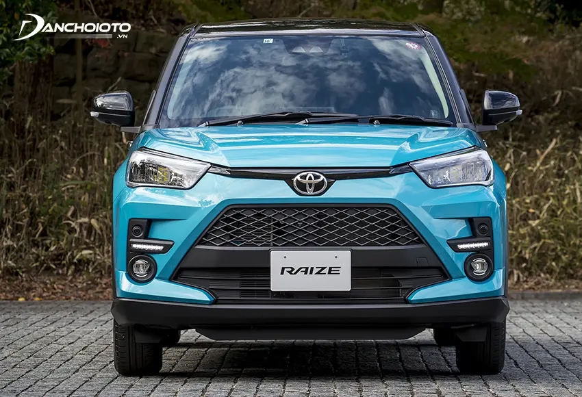Đầu xe Toyota Raize nổi bật với những đường nét thiết kế góc cạnh và sắc nét