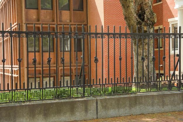 Choosing Between Wood, Chain Link or Aluminum Fencing for Your Property