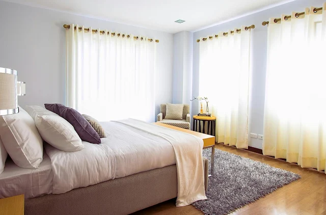 white bedding with pretty comforter