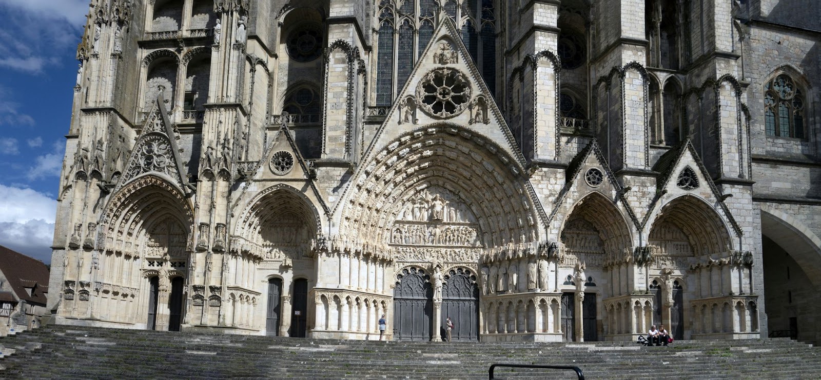 Photographie de la façade de la cathédrale de Bourges.