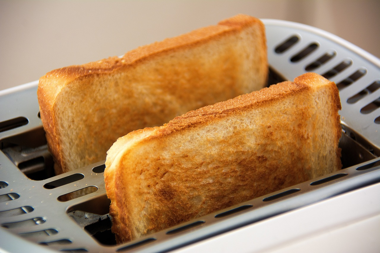 Toast bianco in un tostapane
