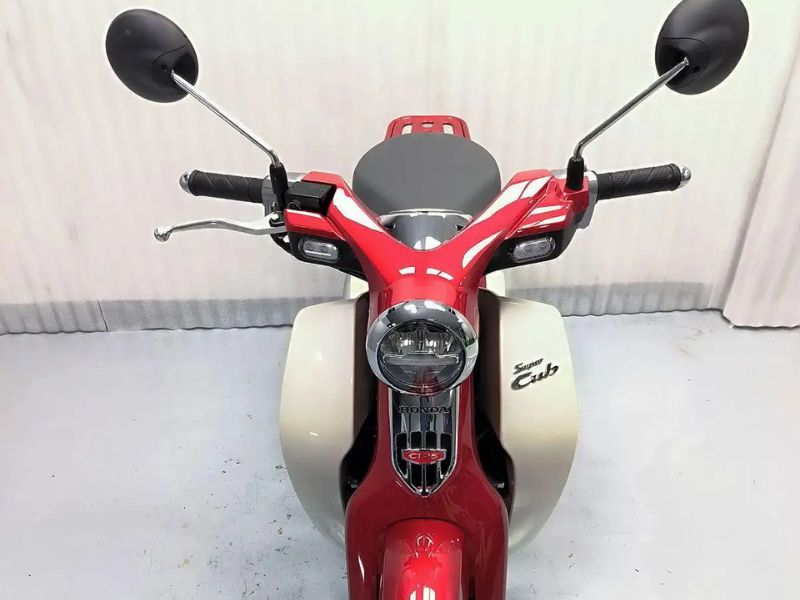 Cub C125 mới với logo trên bửng xe mang lại sự rắn rỏi